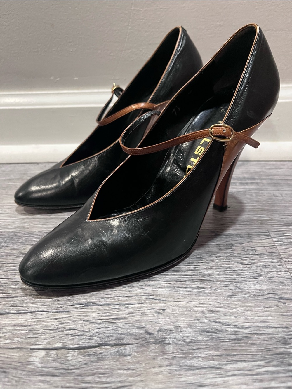 RARE Vintage Halston black and cognac leather ankle strap heels in a two-tone - Picture 5 of 10